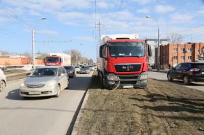 Водитель грузовика причинил серьезный ущерб, выехав на газон