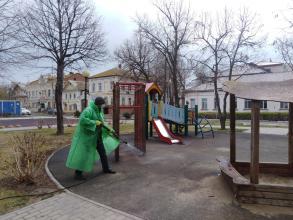 В Астрахани дезинфицируют набережную реки Волга