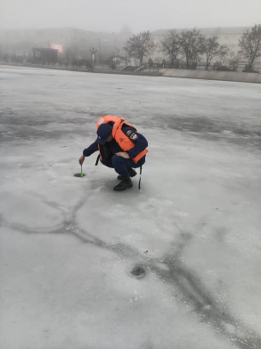 На Варвациевском канале и Лебедином озере запрещен массовый выход на лед
