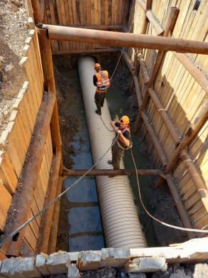 В Астрахани ремонтируют десять проблемных участков сетей самотечной канализации