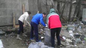 В Ленинском районе началась весенняя уборка территории.