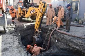 «Астрводоканал» устраняет аварию на улице Трофимова 