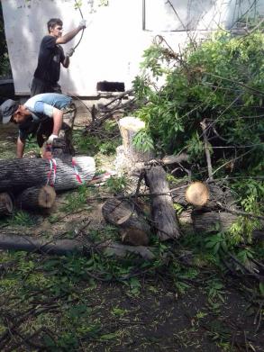 Администрация Ленинского района продолжает работы по санитарной уборке территории района.