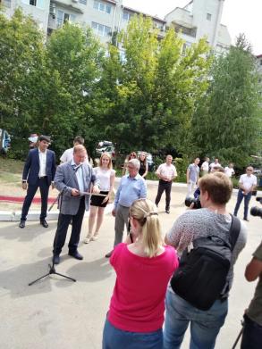 Председатель наблюдательного совета Фонда содействия реформированию ЖКХ - Сергей Степашин вручил знак отличия «Знак качества ЖКХ» председателю ТСН «Новинка»  Константину  Марисову