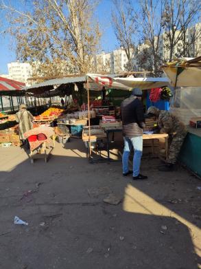 Сотрудниками администрации Ленинского района г. Астрахани совместно с сотрудниками полиции проведены рейдовые мероприятия по выявлению и ликвидации несанкционированной торговли и фактов сброса бытового мусора физическими лицами в мкр. Бабаевский