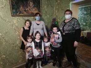 Сотрудники администрации Ленинского района г. Астрахани в преддверии Нового года организовали благотворительную акцию «Праздник к нам приходит»