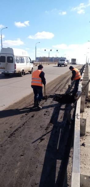 На городских мостах наводят чистоту