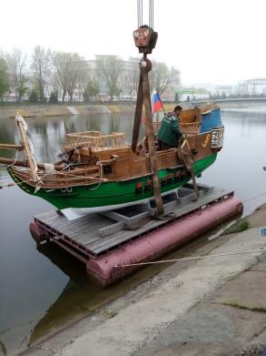 На  Варвациевском канале установили необычный корабль