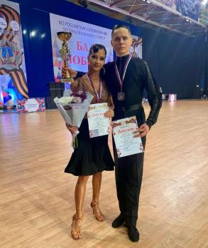 Около 900 пар приняли участие в "Балу Победы" в Астрахани