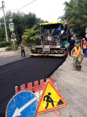 На улице Александрова начали укладывать асфальт