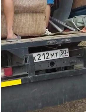 Двое неизвестных из автомобиля «ГАЗель» оставили мусор возле контейнерной площадки на улице Августовской, д. 46.