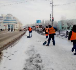 Коммунальные службы продолжают очищать город от снега