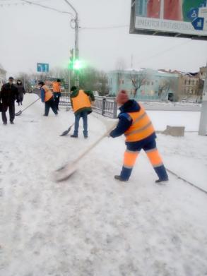 Городские коммунальные службы продолжают очищать улицы от снега