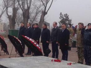 В честь Дня защитника Отечества в Астрахани возложили цветы к памятникам воинской славы