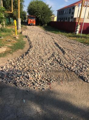 В Астрахани подсыпают грунтовые дороги в отдаленных микрорайонах  