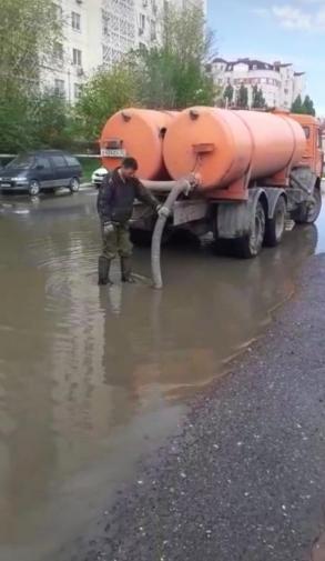 Коммунальщики устраняют последствия дождя