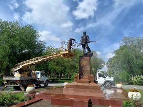 В Астрахани моют памятники