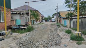 В Астрахани подсыпают грунтовые дороги