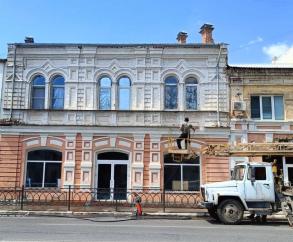 На улице Адмиралтейской моют фасады зданий