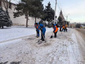 Около 300 человек вышли на уборку снега в Астрахани