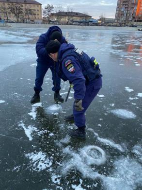 В Астрахани массовый выход на лёд запрещён