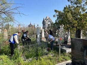 В Астрахани около 300 человек вышли на уборку кладбищ