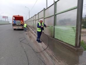 В Астрахани на выходных помыли Милицейский мост