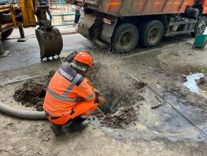 В Астрахани промывают сети глубиной канализации