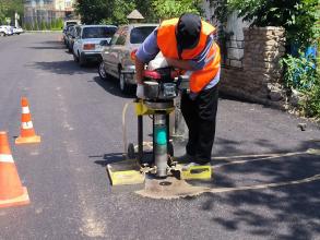 В Астрахани на ремонтируемых дорогах проверяют качество уложенного асфальта