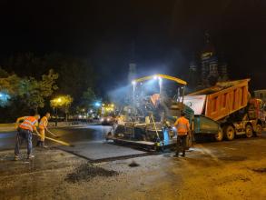 Ночью на улице Калинина укладывали верхний слой асфальта