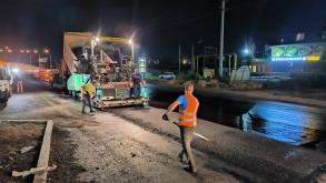 На Фунтовском шоссе укладывают второй слой асфальта