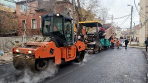 В переулке Щепном меняют покрытие на проезжей части