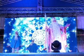 В Астрахани зажгли огни на центральной городской елке