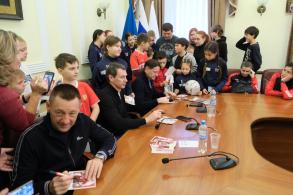 Знаменитые российские футболисты встретились с юными астраханскими спортсменами