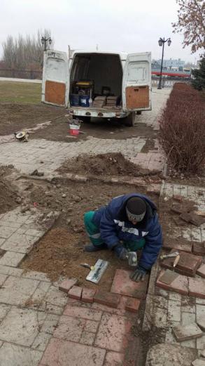 На набережной реки Волги восстанавливают плитку