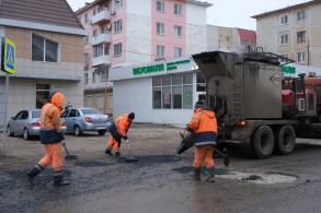 На проезде геолога Волкова и ул. Савушкина провели ямочный ремонт