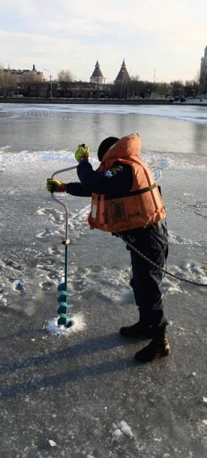 В Астрахани продолжаются ежедневные замеры льда 