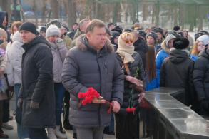 В Астрахани возложили венки и цветы к памятникам воинской славы