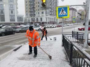 Коммунальщики расчищают от снега тротуары и проезжие части
