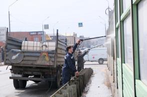 На мосту Милицейском моют шумовые экраны  