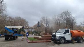 В Астрахани коммунальные службы моют и ремонтируют памятники