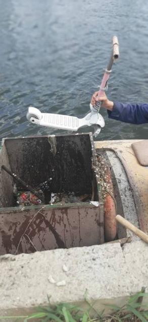 В Астрахани из городских каналов продолжают доставать крупный бытовой мусор