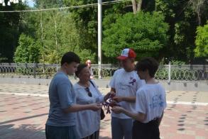 В Астрахани раздают ленточки с триколором