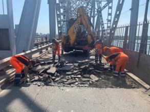 На Старом мосту снимают старое покрытие  на проезжей части