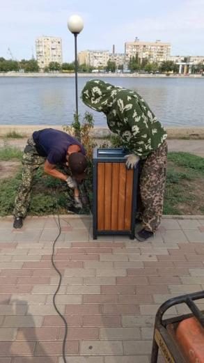 На улицах города устанавливают новые урны