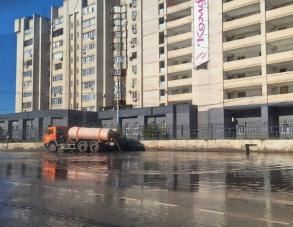 Коммунальщики откачивают дождевые стоки с улиц Астрахани