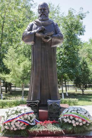 В Астрахани открыт первый в России памятник Омару Хайяму