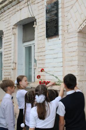 Возложение цветов к мемориальным доскам участникам Великой Отечественной Войны 