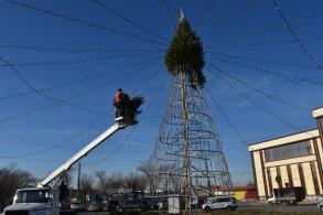 В Трусовском районе приступили к установке главной ёлки