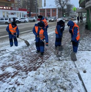 Около 300 человек задействовано в уборке снега и посыпке улиц пескосоляной смесью